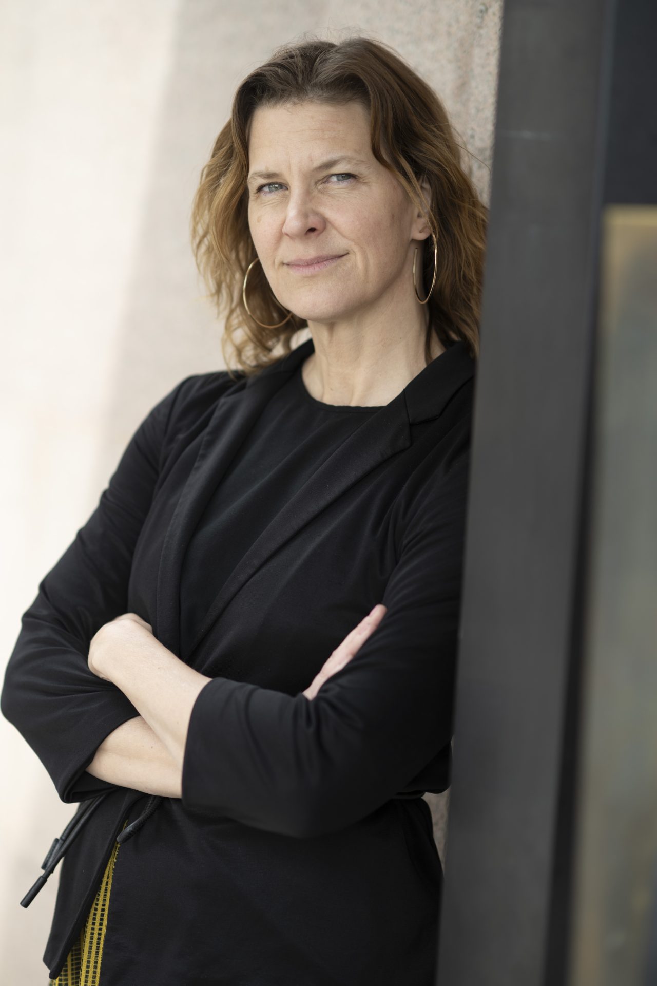 Jämästlldhetsminister Nina Larsson lutar sig mot en vägg.